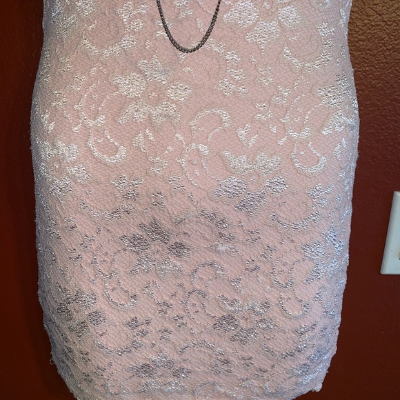 Lace Dress 👗 Peach/ Cream color LIKE NEW!! - Picture 3 of 8